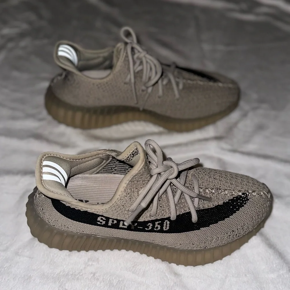 YEEZY size 6 - Picture 5 of 5